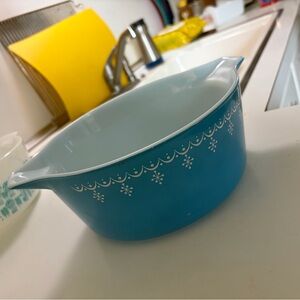 Pyrex blue snowflake garland 2 1/2 qt casserole